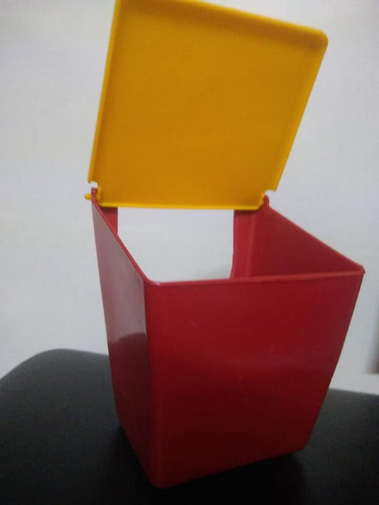 External Feeder with Lid (Brand "Gallo de Combate". 100% Imported Mexican Product)